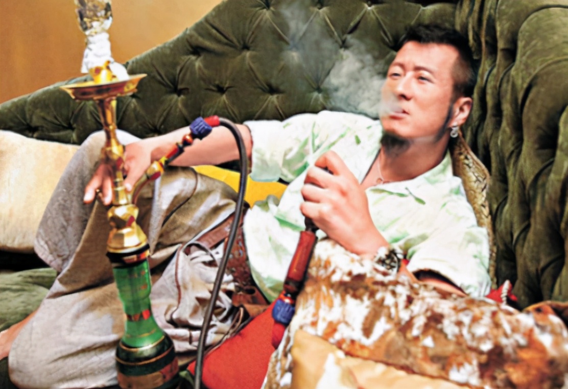 57岁孙兴变”狂野男孩“，头发凌乱胡子拉碴，被赞活成“杨逍”
