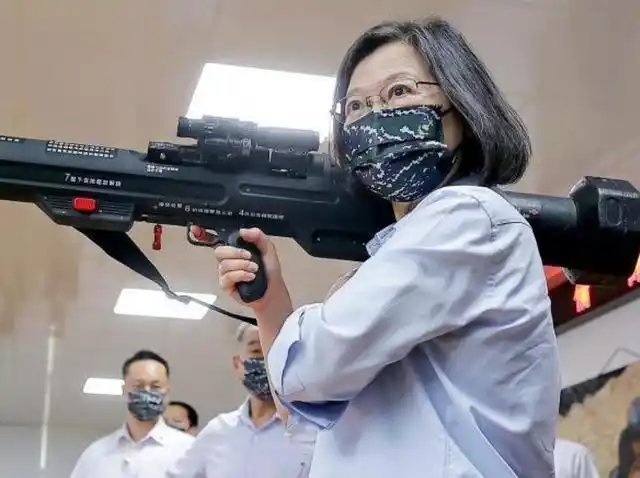 原来如此，蔡英文，一个顽固台独老妇女，不婚不育是有原因的！
