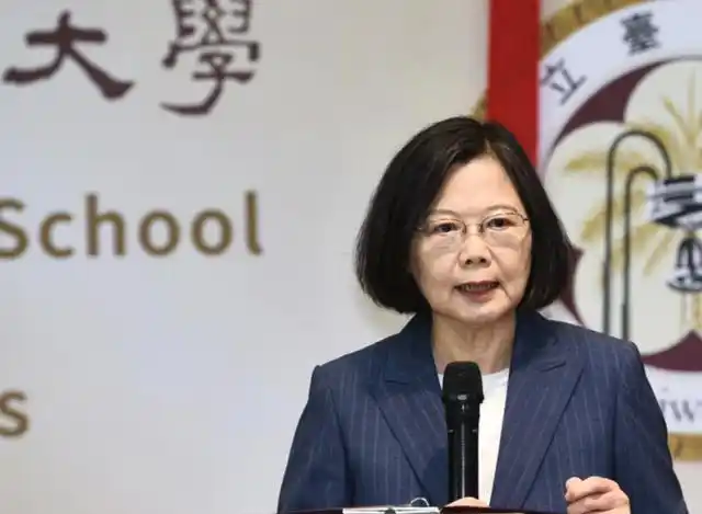 原来如此，蔡英文，一个顽固台独老妇女，不婚不育是有原因的！