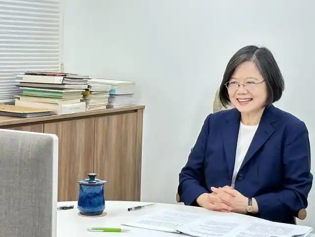原来如此，蔡英文，一个顽固台独老妇女，不婚不育是有原因的！