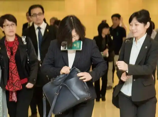 原来如此，蔡英文，一个顽固台独老妇女，不婚不育是有原因的！