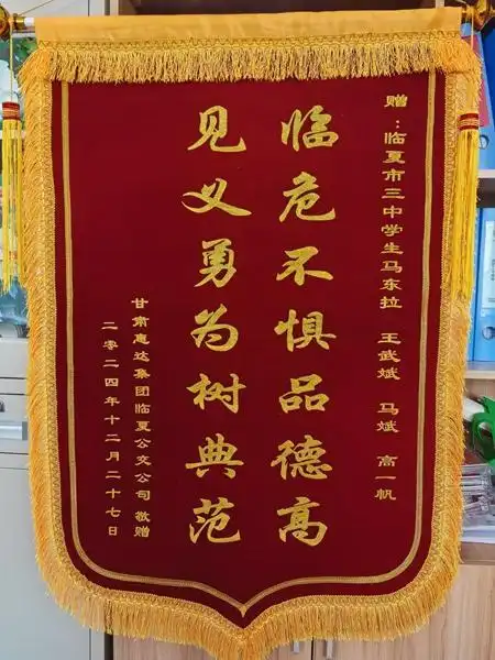 失控的公交车与4个少年