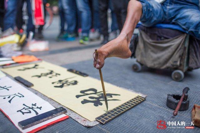 90后残疾小伙直播用脚写字 曾想上学但被学校拒绝（2）
