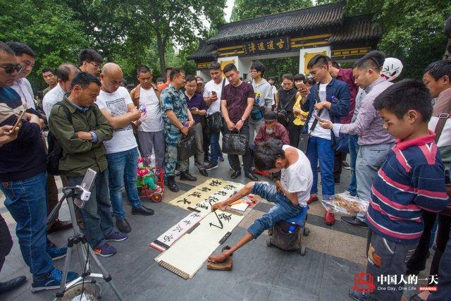 90后残疾小伙直播用脚写字 曾想上学但被学校拒绝（2）