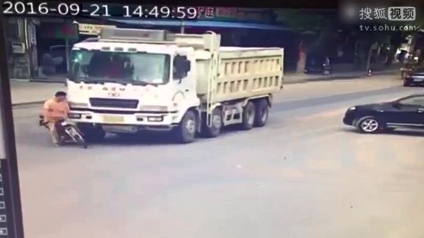 碰瓷套路深？ 教你如何破解碰瓷党招数