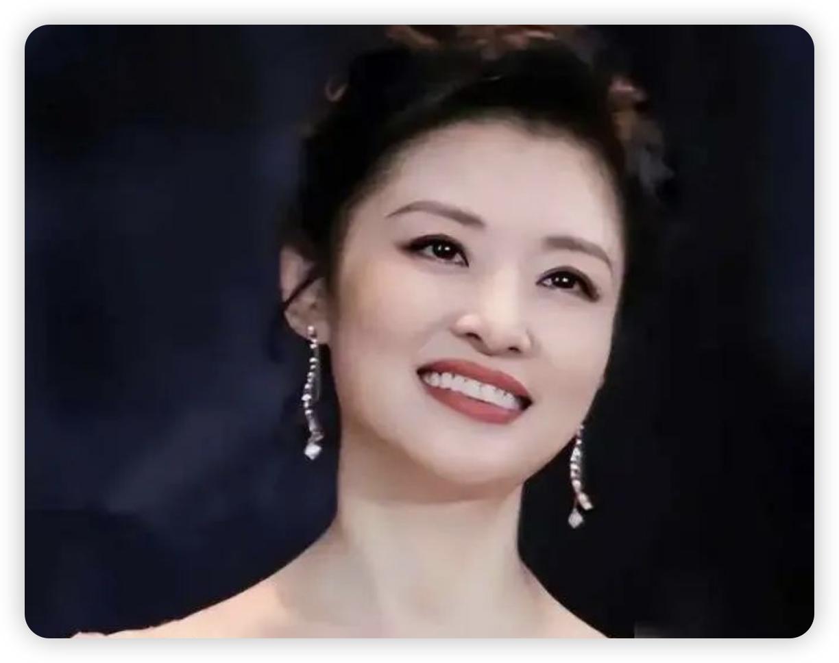 57岁周涛：成名后放弃初恋，转身嫁大8岁富商，如今生活怎样？