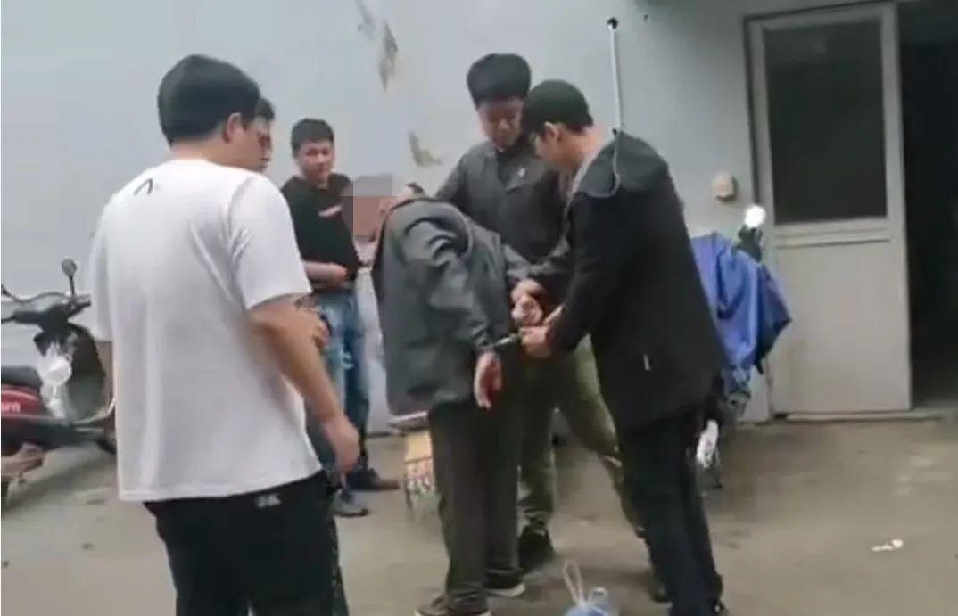 贵州少妇希望和已婚情人一同回家，却遭对方残忍杀害后抛尸，嫌犯逃亡18年后终于落网