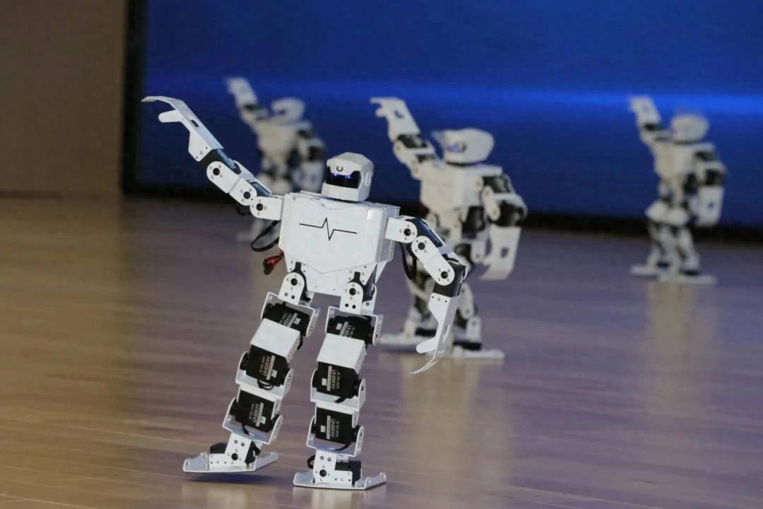 锡林浩特市中小学科技设备巡展活动开幕
