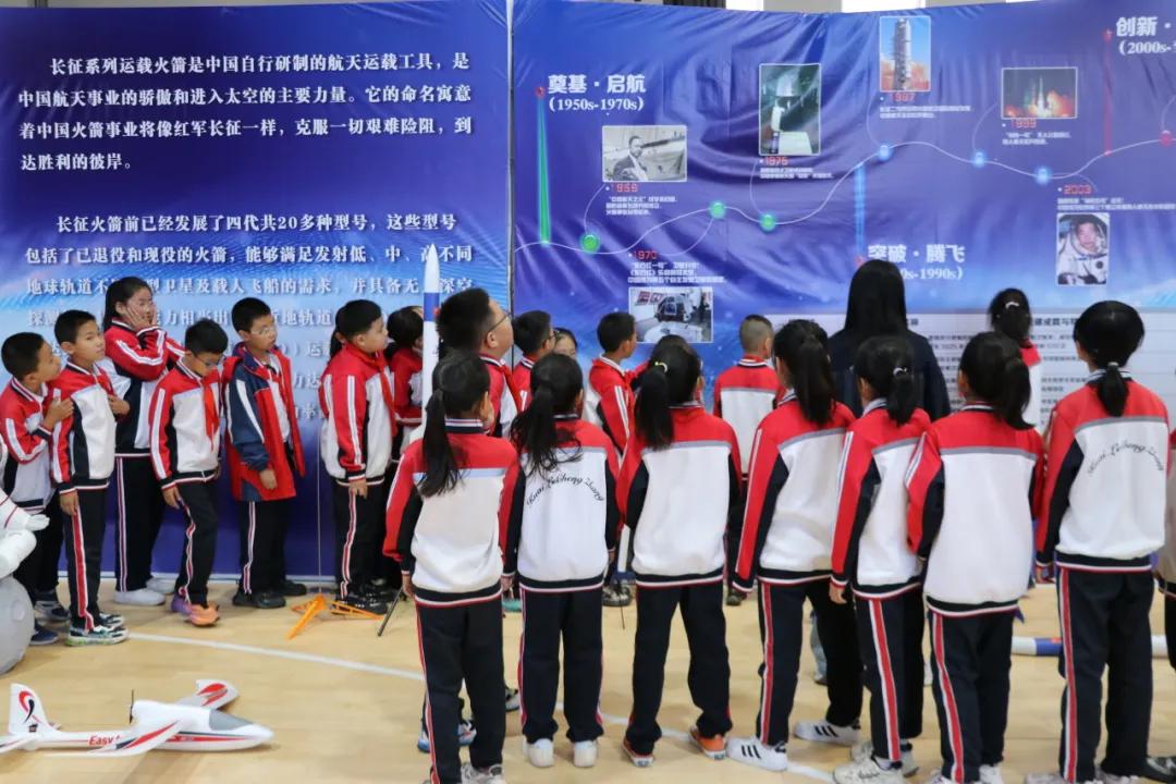 锡林浩特市中小学科技设备巡展活动开幕