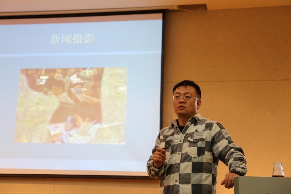 我院李怀苍老师“新闻采访与写作”讲座为学生带来新闻新启发