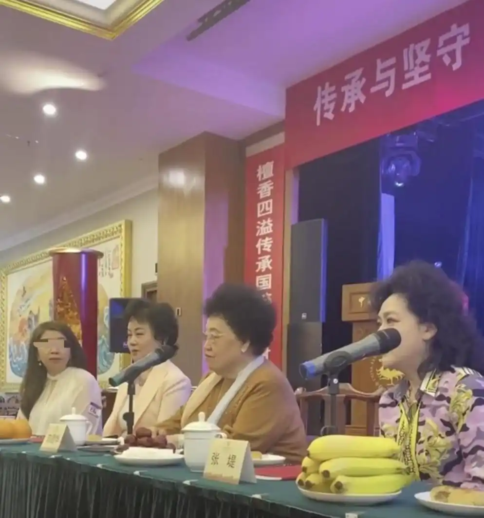 女富豪陈丽华罕见露面，80岁皮肤细腻保养好，二婚嫁小11岁迟重瑞