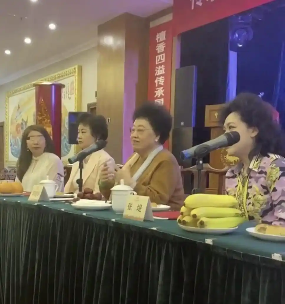 女富豪陈丽华罕见露面，80岁皮肤细腻保养好，二婚嫁小11岁迟重瑞