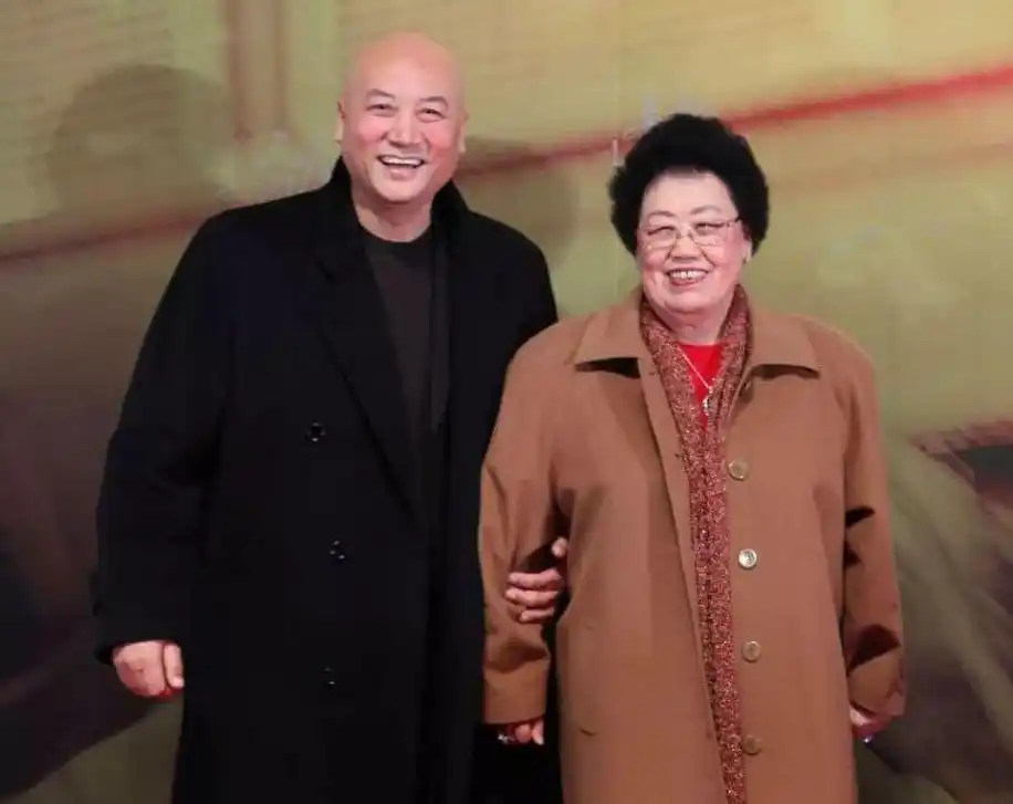 女富豪陈丽华罕见露面，80岁皮肤细腻保养好，二婚嫁小11岁迟重瑞