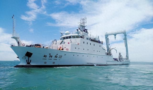 中国大驱赴钓鱼岛，日方喊话数次无果，眼睁睁看中方投下不明物体