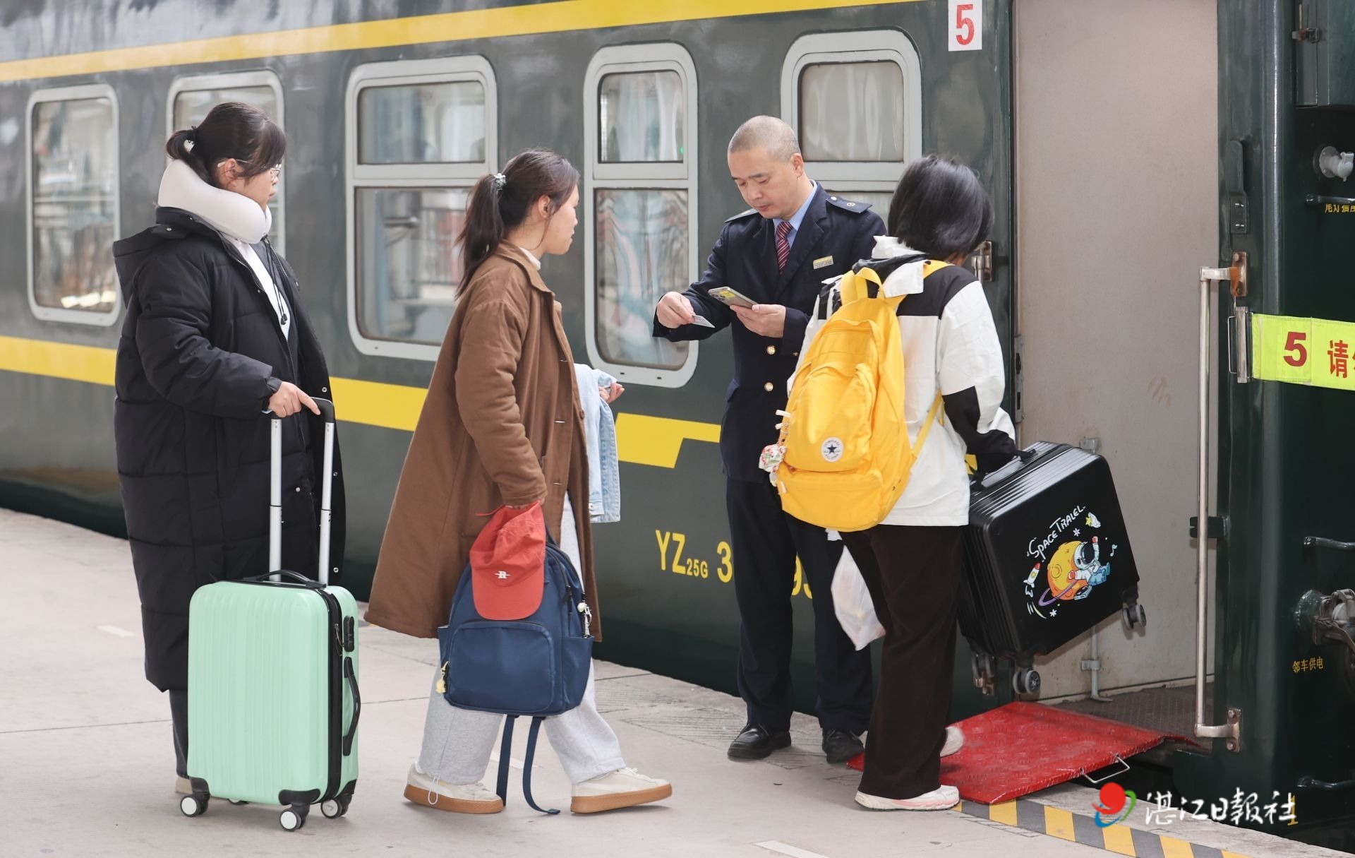 报小拍·春运｜春运温情启航！湛江火车站便民利民举措护航旅客安心返乡路