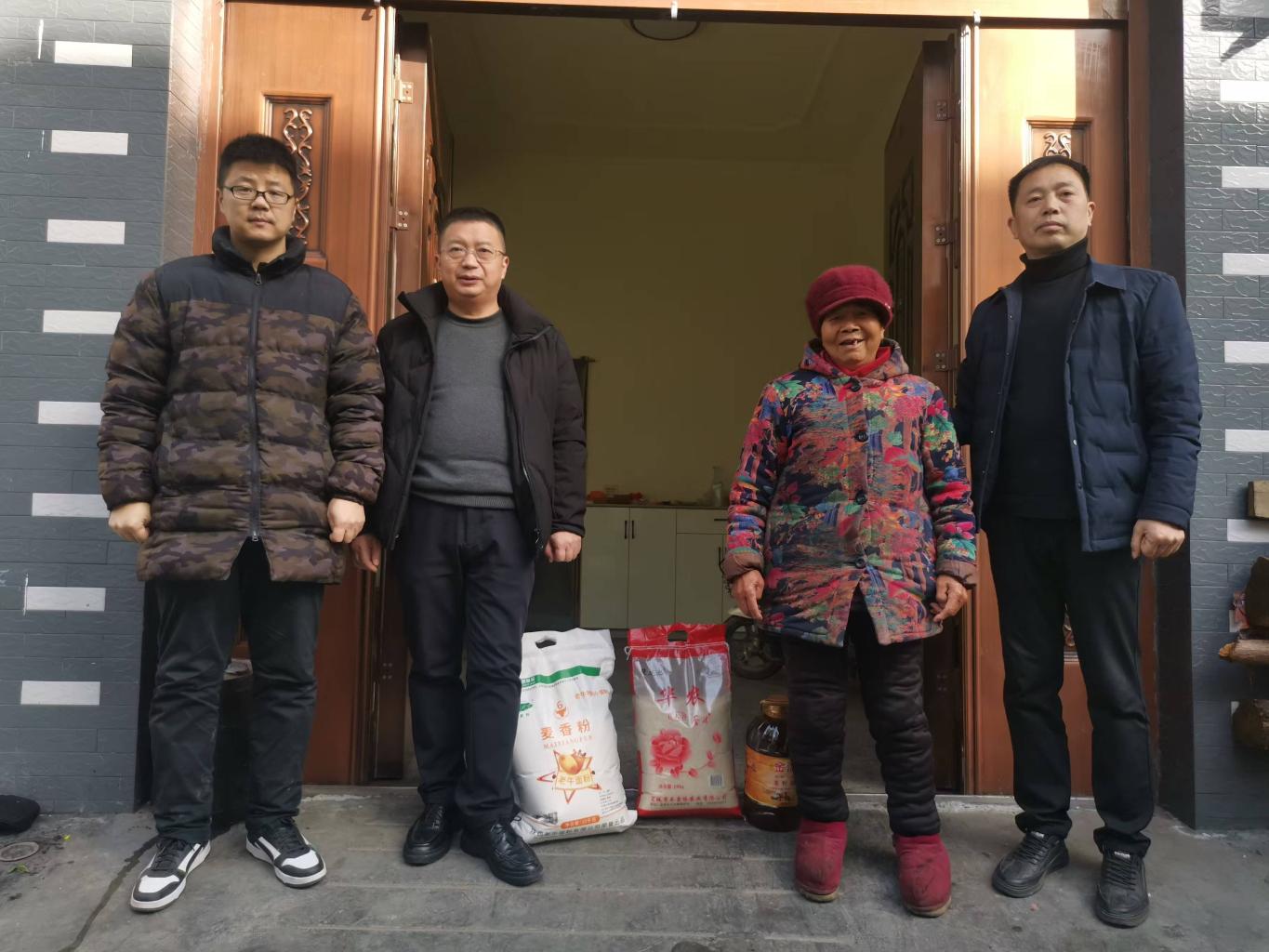 汉滨区五里工业集中区开展年底走访慰问活动