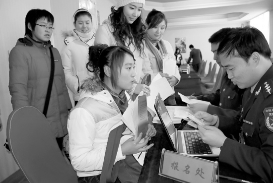 征女兵首日：来了300“花木兰”(组图)