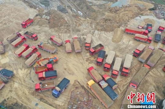 湖北浠水破获多起非法采砂案 涉案金额高达千万元