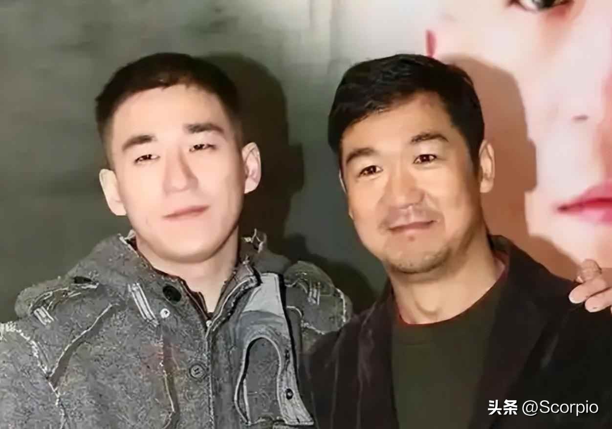 张国立70岁还在拍戏，儿子43岁躺平泰国，这父子俩到底在熬什么？