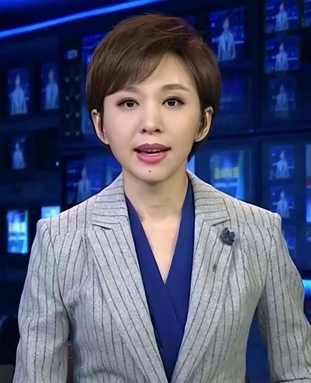 欧阳夏丹自曝身体状况！穿短裙美腿白皙肌肉紧实，45岁仍未婚未育