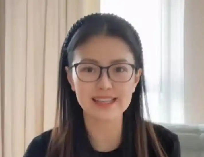 她私生活混乱：抛弃撒贝宁，夜会富家男享奢华生活