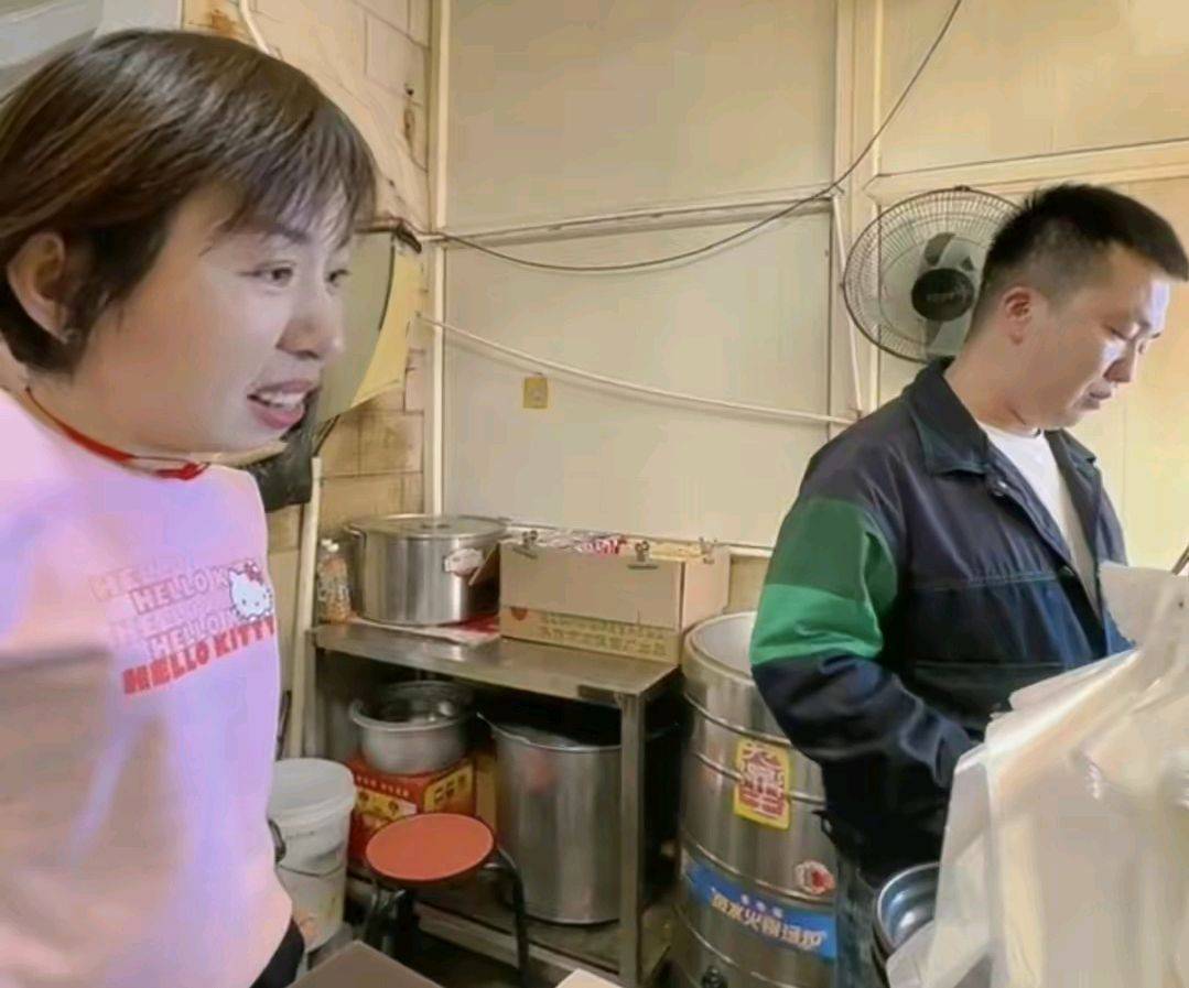 离开央视三年，欧阳夏丹拍视频街边采访遇尴尬，网友吐槽是路人甲