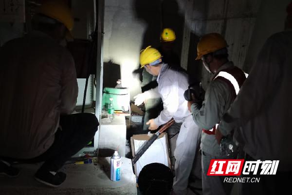 国网宁远县供电公司：党旗在抢修一线高高飘扬 党员突击队抢修受损电缆保供电