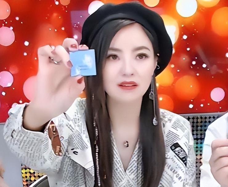 央视的美女主持涂经纬，不但活跃在荧屏上，还在专业上不断进取