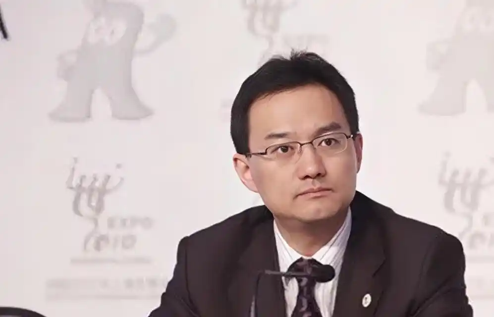 袁莉与相恋12年的徐威分手后却成了婚姻疯子，三婚两离个个独特