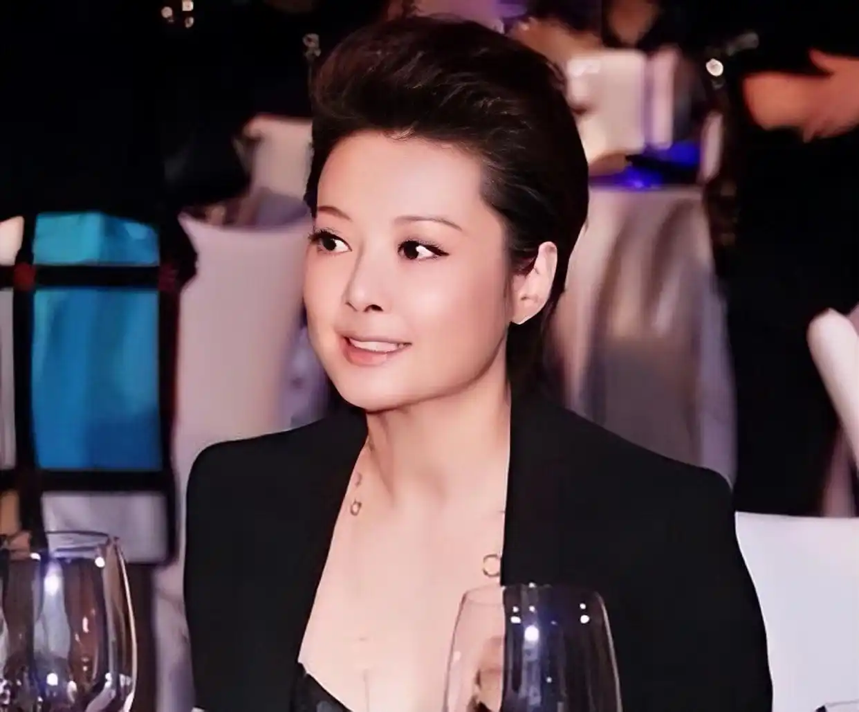 袁莉与相恋12年的徐威分手后却成了婚姻疯子，三婚两离个个独特