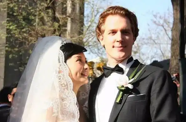 袁莉与相恋12年的徐威分手后却成了婚姻疯子，三婚两离个个独特