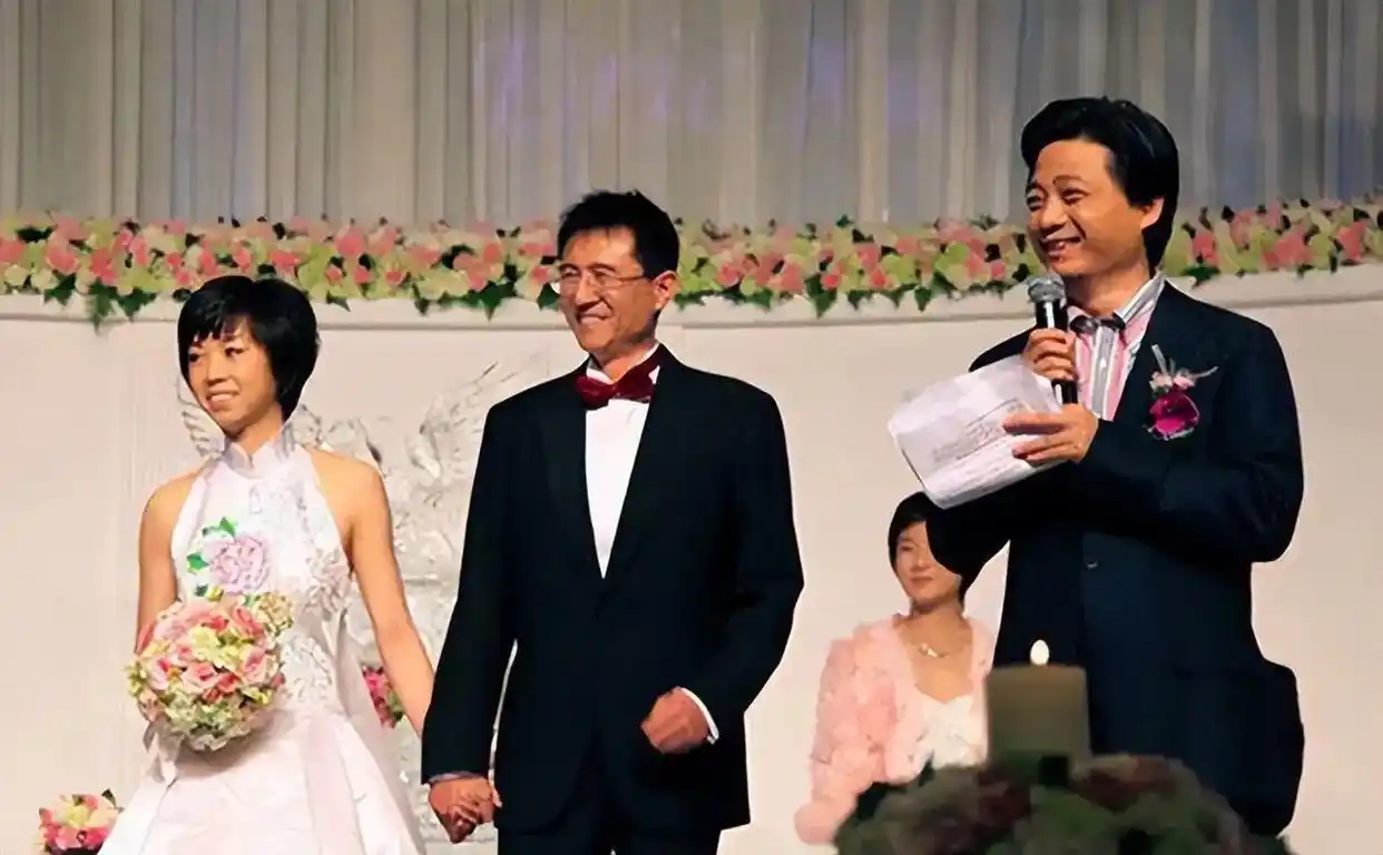 袁莉与相恋12年的徐威分手后却成了婚姻疯子，三婚两离个个独特