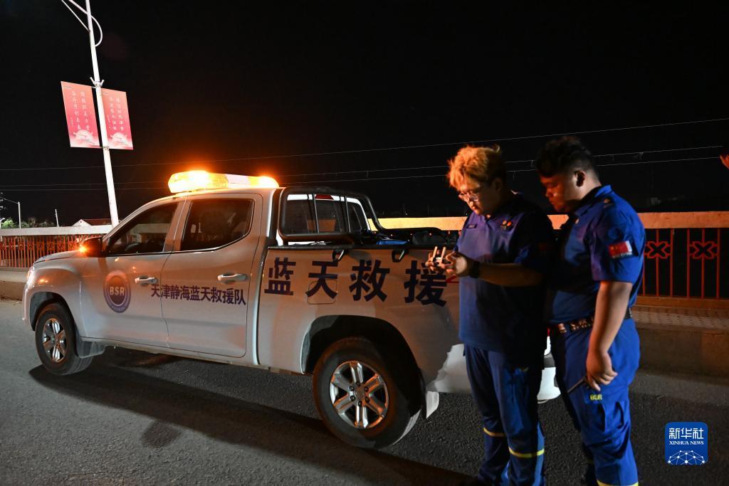 新华全媒+丨夜间直击大清河天津静海段抗洪一线