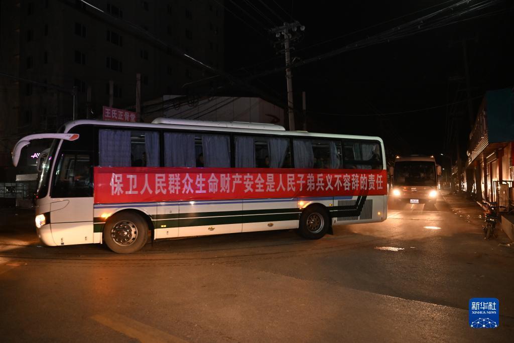 新华全媒+丨夜间直击大清河天津静海段抗洪一线