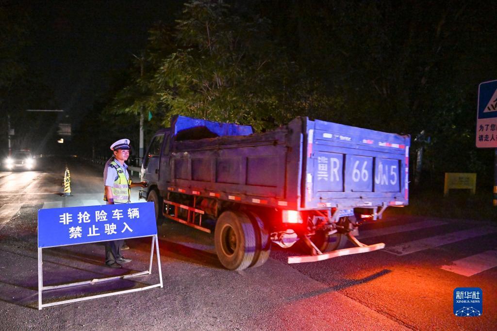 新华全媒+丨夜间直击大清河天津静海段抗洪一线