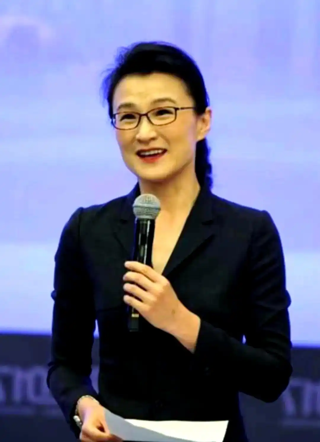 董倩：从争议中崛起的央视新闻先锋