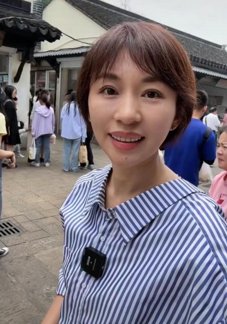 欧阳夏丹：父亲早逝母亲患癌，如今48岁无儿无女，没有固定职业