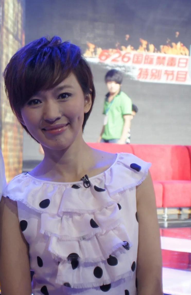 欧阳夏丹：父亲早逝母亲患癌，如今48岁无儿无女，没有固定职业
