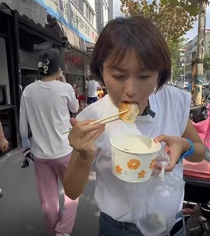 欧阳夏丹：父亲早逝母亲患癌，如今48岁无儿无女，没有固定职业
