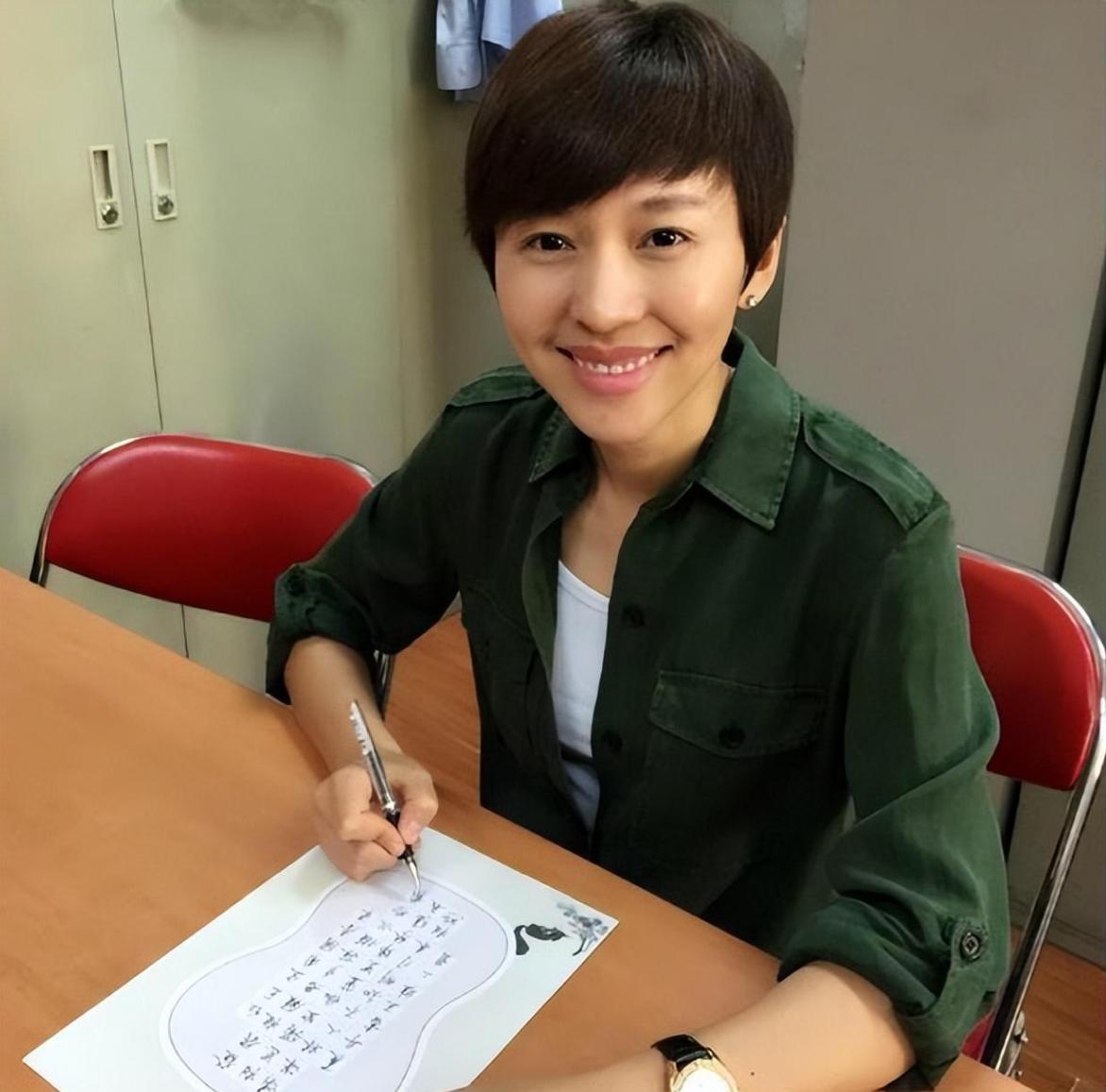 欧阳夏丹：父亲早逝母亲患癌，如今48岁无儿无女，没有固定职业