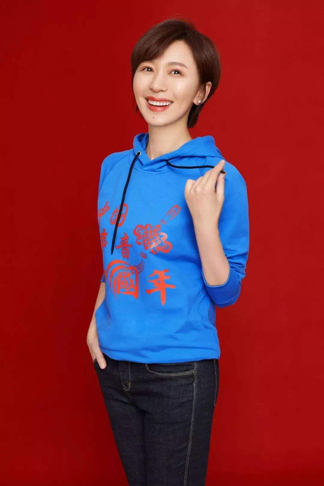 欧阳夏丹：父亲早逝母亲患癌，34岁主持《新闻联播》，43岁仍未婚