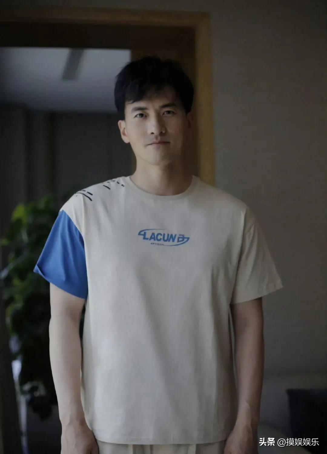 赫子铭白威晒《火蓝刀锋》，有人变化大，网友们期待第二部