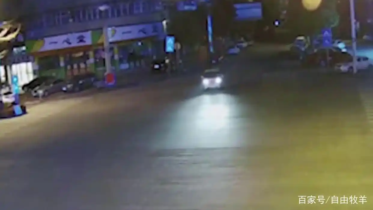 广西来宾发生一起严重车祸，事故致3车受损5人受伤，现场一片狼藉