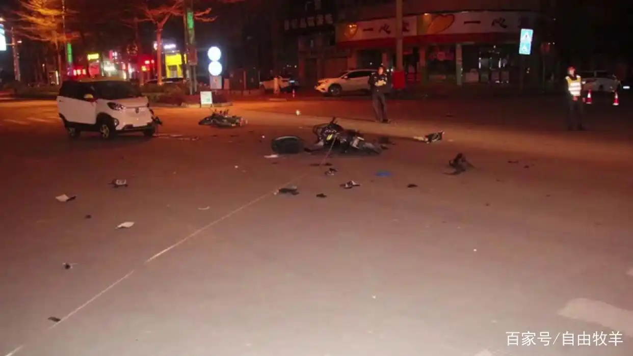 广西来宾发生一起严重车祸，事故致3车受损5人受伤，现场一片狼藉