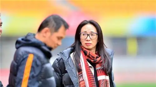软饭吃到吐？英国教授与108亿身家中国富婆离婚，称厌倦奢侈生活