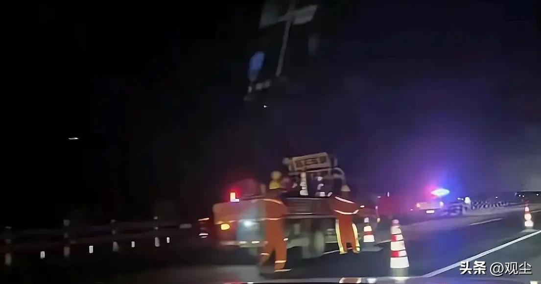 广西一高速突发连环车祸，现场火光冲天，有人员受伤，无死亡