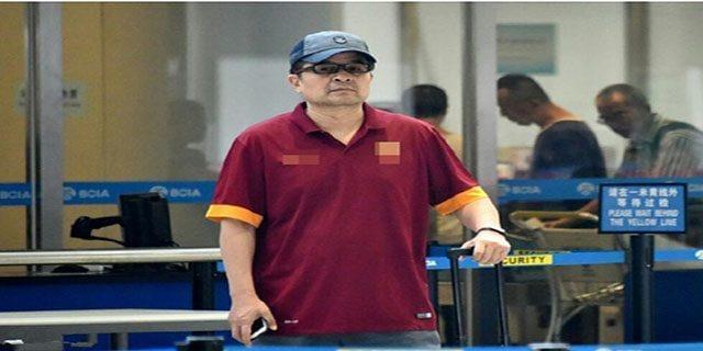 老毕皈依佛门?出门遮颜头发掉不少，面容憔悴身体大不如从前