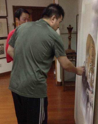 老毕皈依佛门?出门遮颜头发掉不少，面容憔悴身体大不如从前