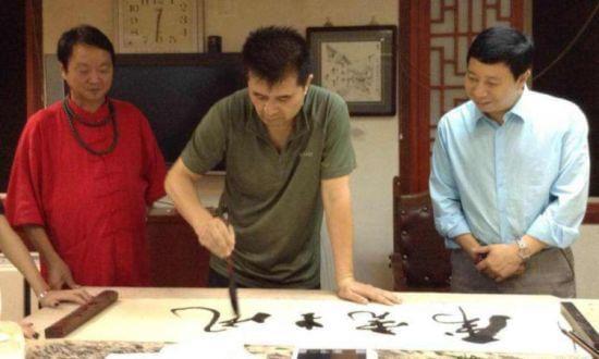 老毕皈依佛门?出门遮颜头发掉不少，面容憔悴身体大不如从前