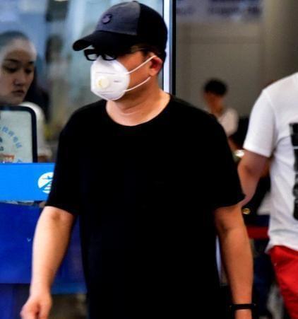 老毕皈依佛门?出门遮颜头发掉不少，面容憔悴身体大不如从前